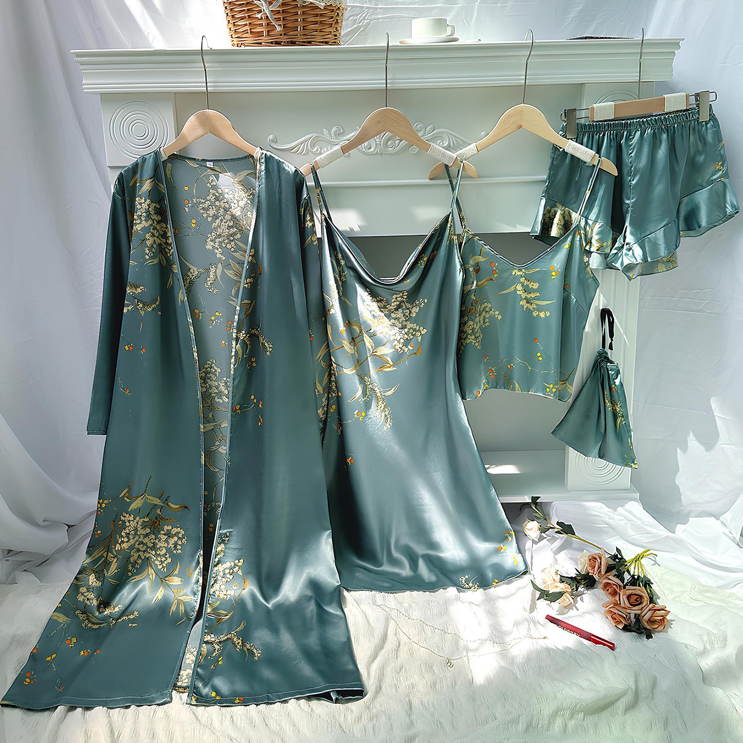 Blumenmuster-Satin-Negligé- und Morgenmantel-Set mit dünnen Trägern
