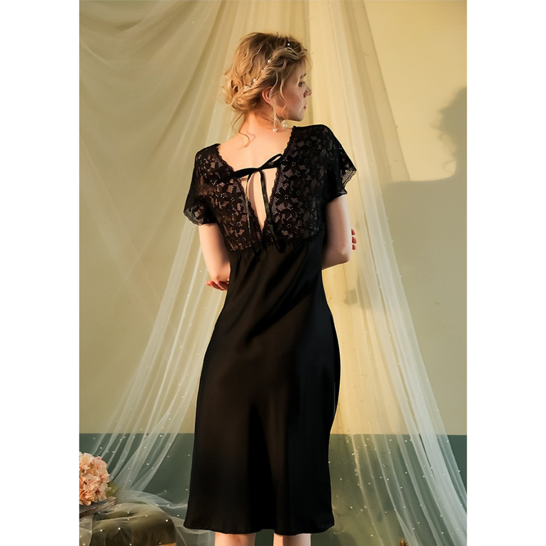 Satin-Nachthemd mit tiefem Schlitz, überkreuzten Rückenträgern und tiefem Dekolleté
