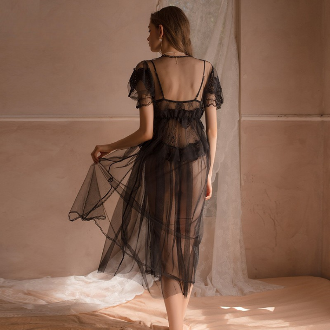 Completo vestaglia e camicia da notte in raso con spalline in corda, dettagli in pizzo sul petto e sulla schiena
