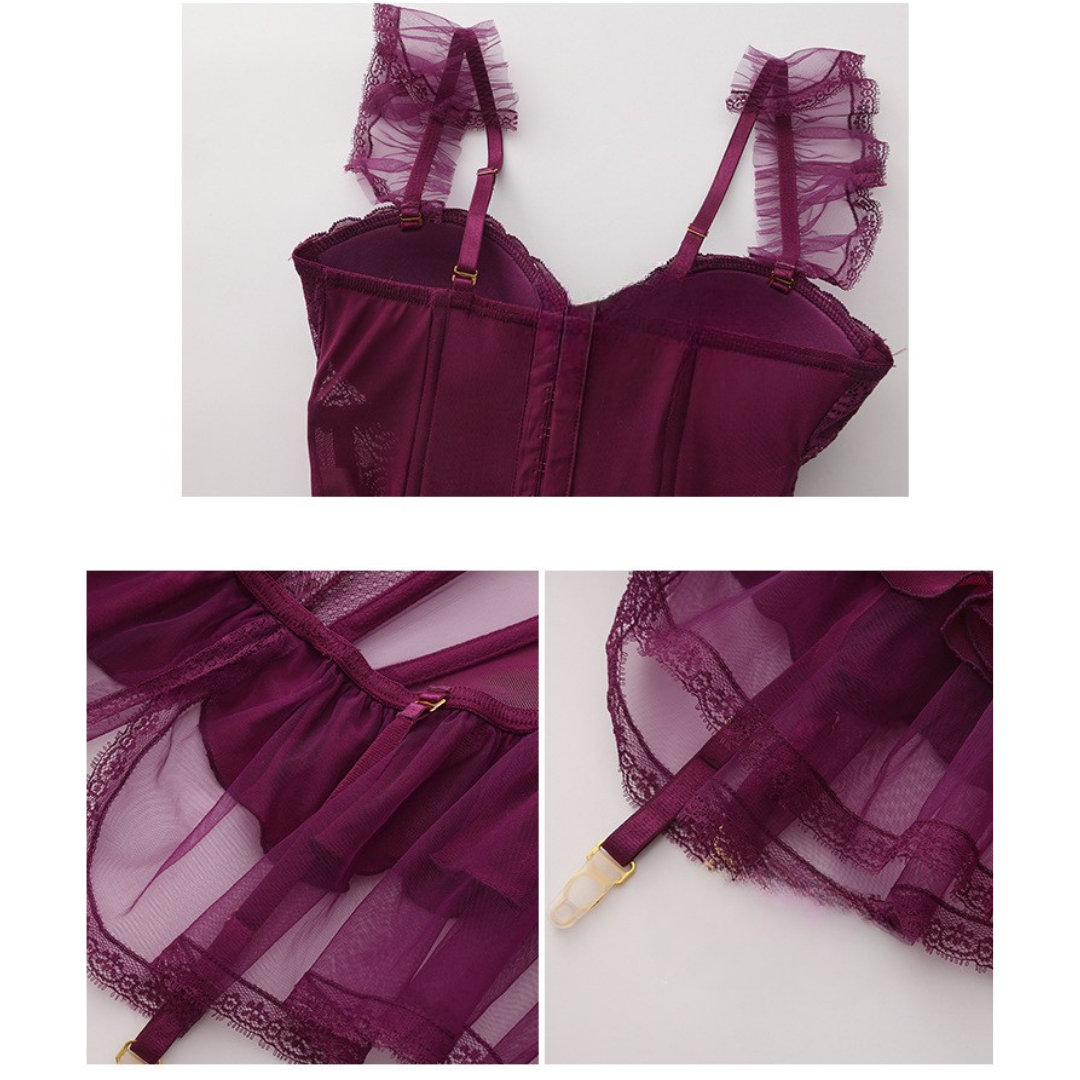 Completo vestaglia e camicia da notte in raso con spalline in corda, dettagli in pizzo sul petto e sulla schiena