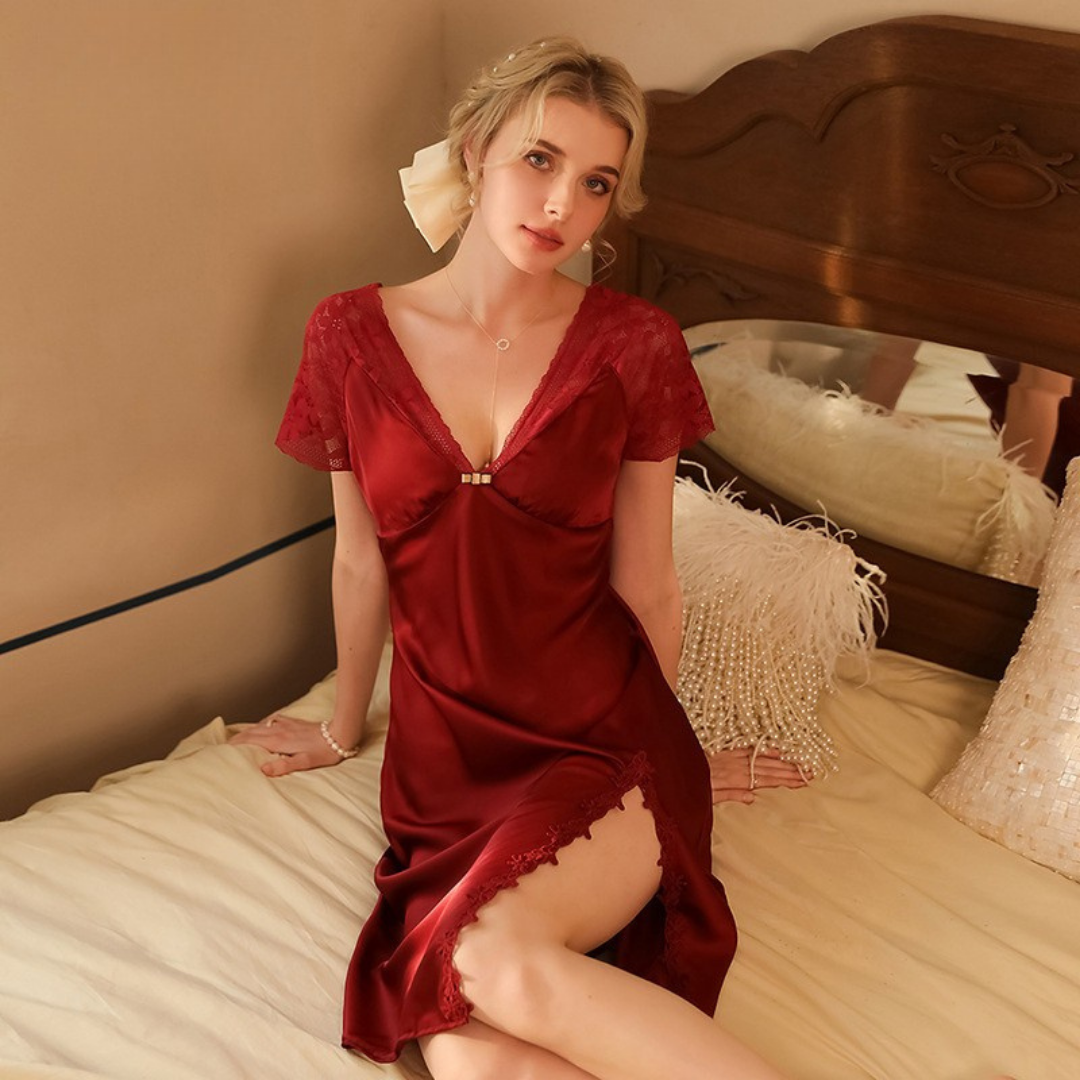 Satin-Nachthemd mit tiefem Schlitz, überkreuzten Rückenträgern und tiefem Dekolleté