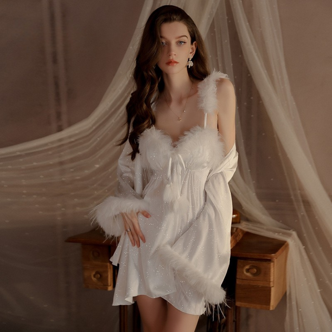 Completo vestaglia e camicia da notte in raso con spalline in corda, dettagli in pizzo sul petto e sulla schiena