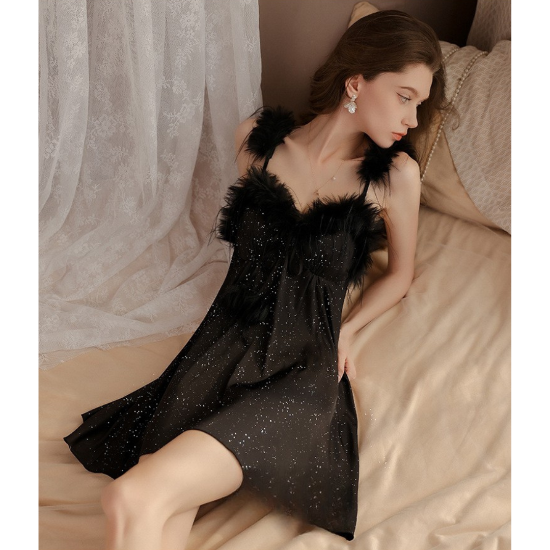 Completo vestaglia e camicia da notte in raso con spalline in corda, dettagli in pizzo sul petto e sulla schiena