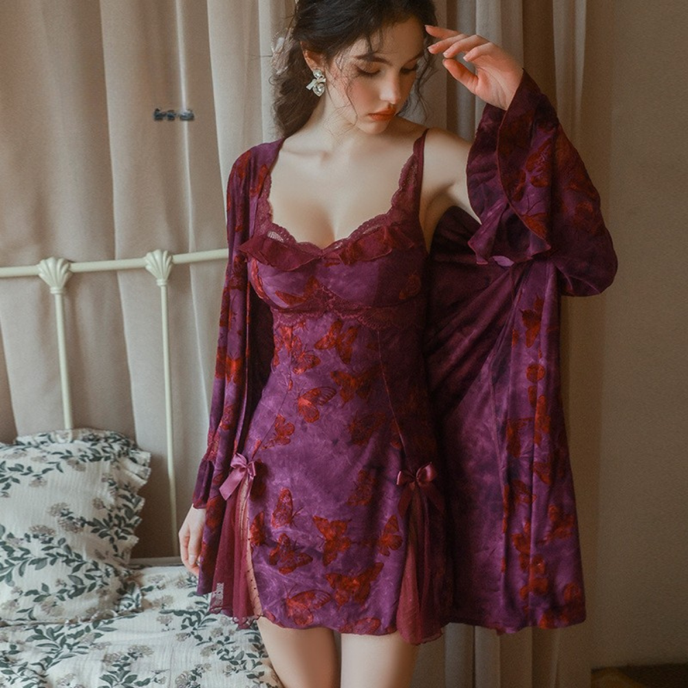 Completo vestaglia e camicia da notte in raso con spalline in corda, dettagli in pizzo sul petto e sulla schiena