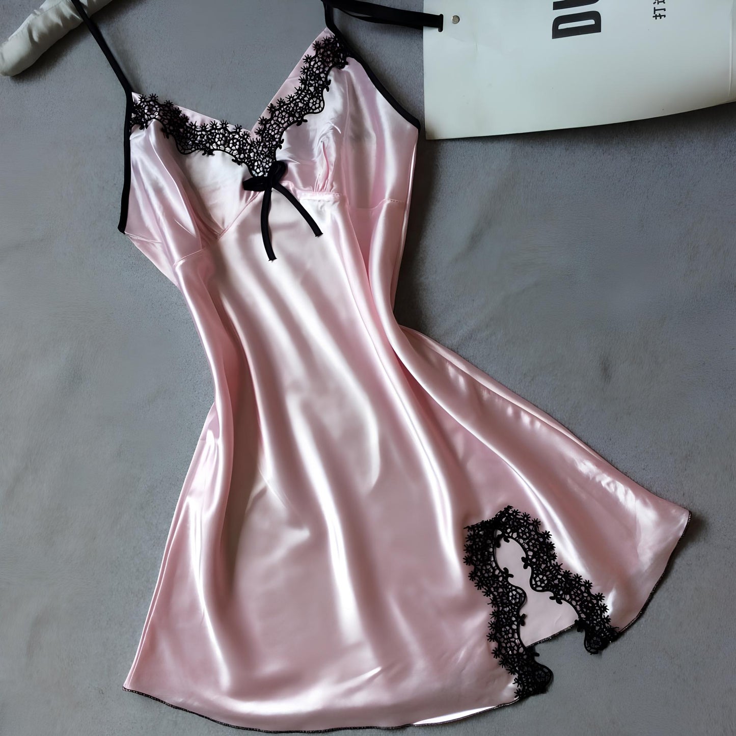 Completo vestaglia e camicia da notte in raso con spalline in corda, dettagli in pizzo sul petto e sulla schiena