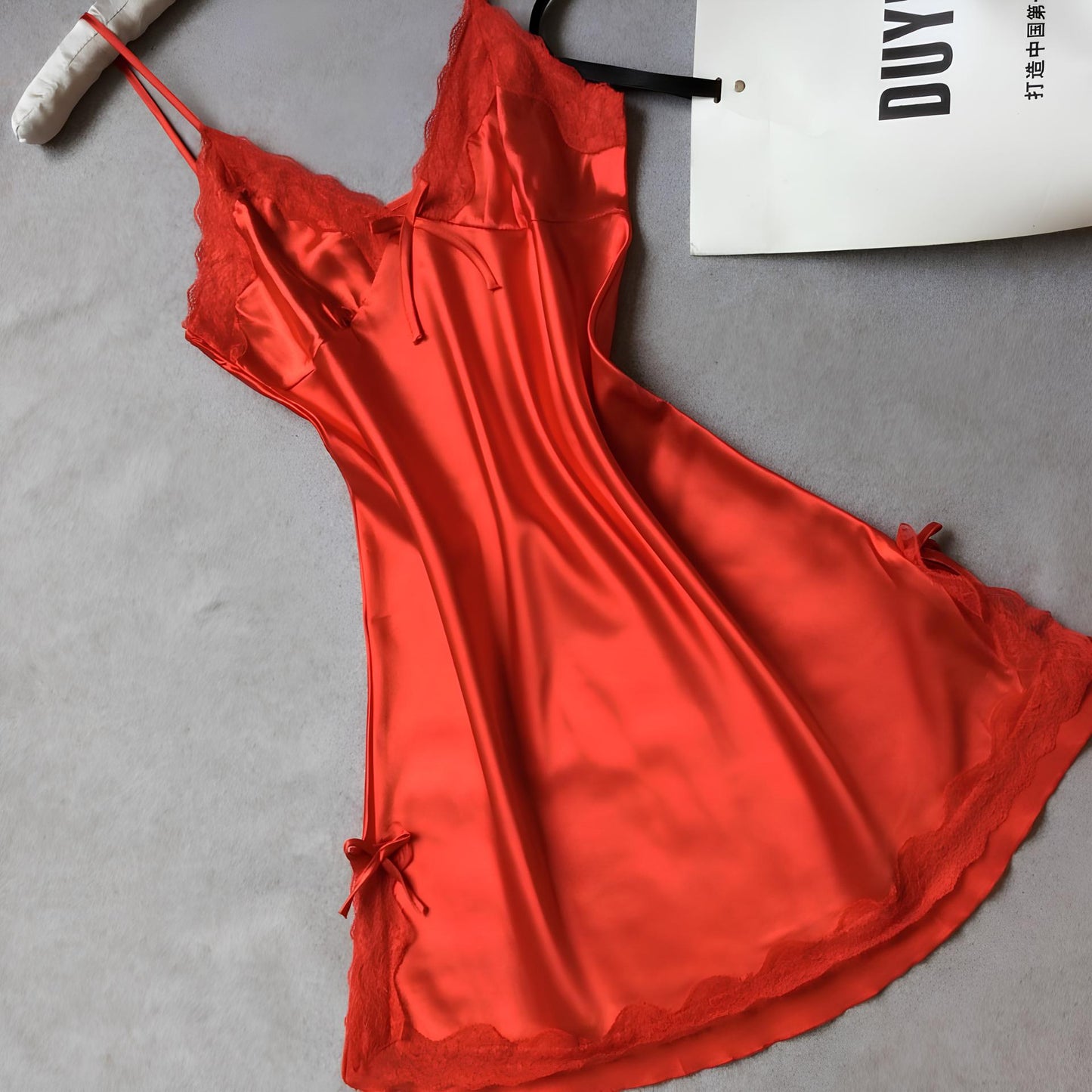 Completo vestaglia e camicia da notte in raso con spalline in corda, dettagli in pizzo sul petto e sulla schiena