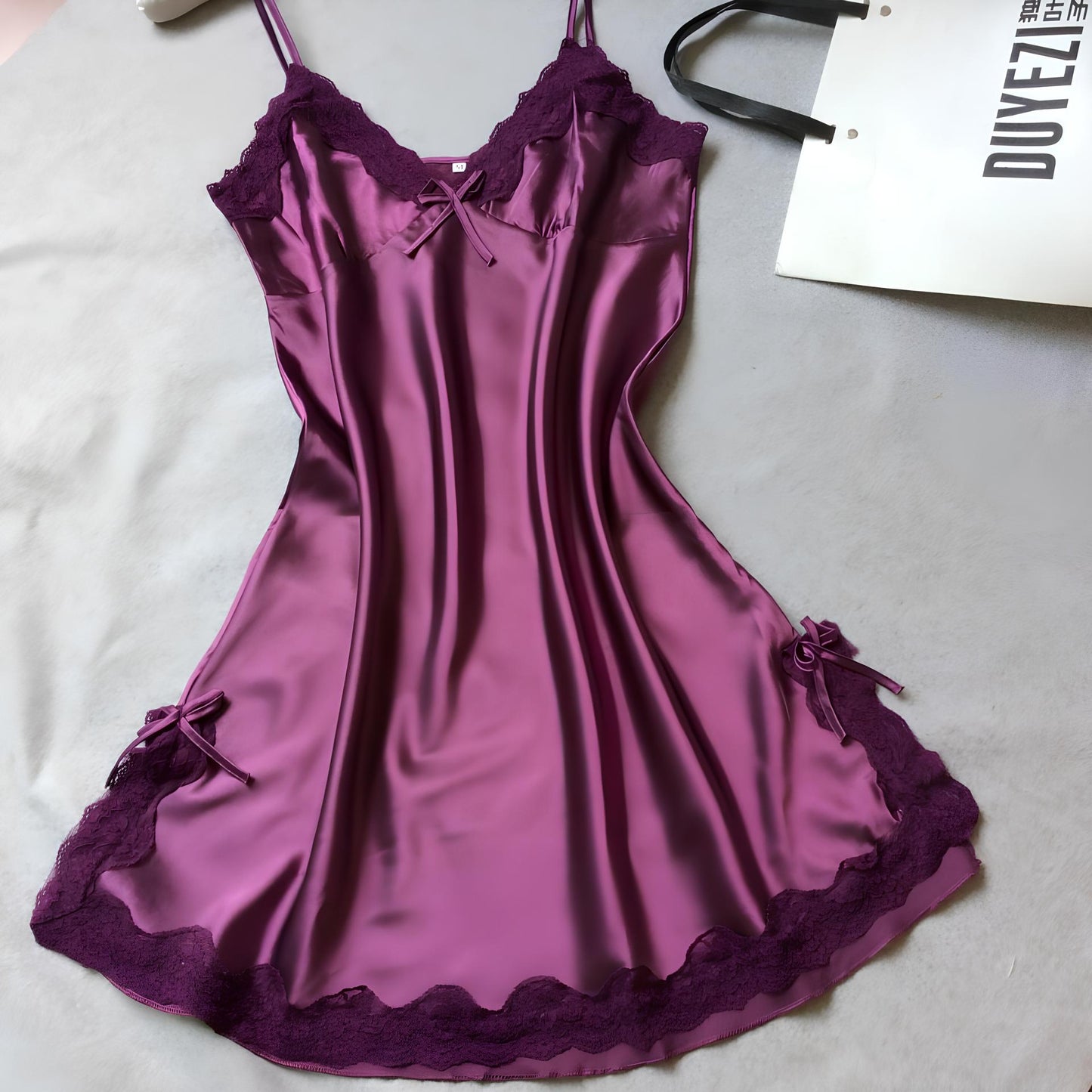 Completo vestaglia e camicia da notte in raso con spalline in corda, dettagli in pizzo sul petto e sulla schiena