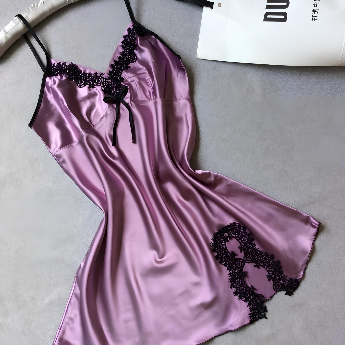 Completo vestaglia e camicia da notte in raso con spalline in corda, dettagli in pizzo sul petto e sulla schiena