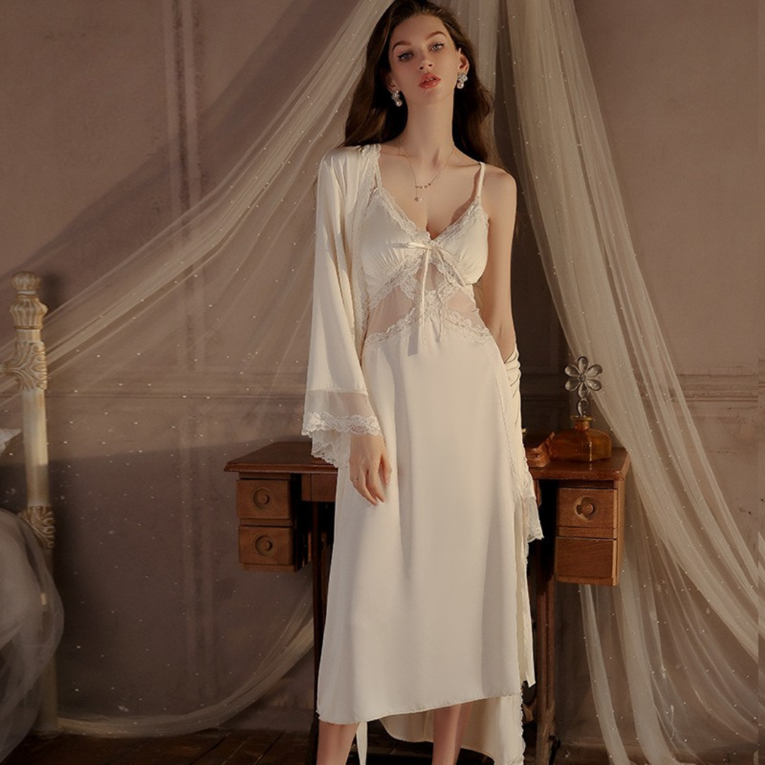 Negligé- und Morgenmantel-Set aus Satin mit Spitzen-Details, tiefem Dekolleté vorne und hinten sowie Spaghettiträgern