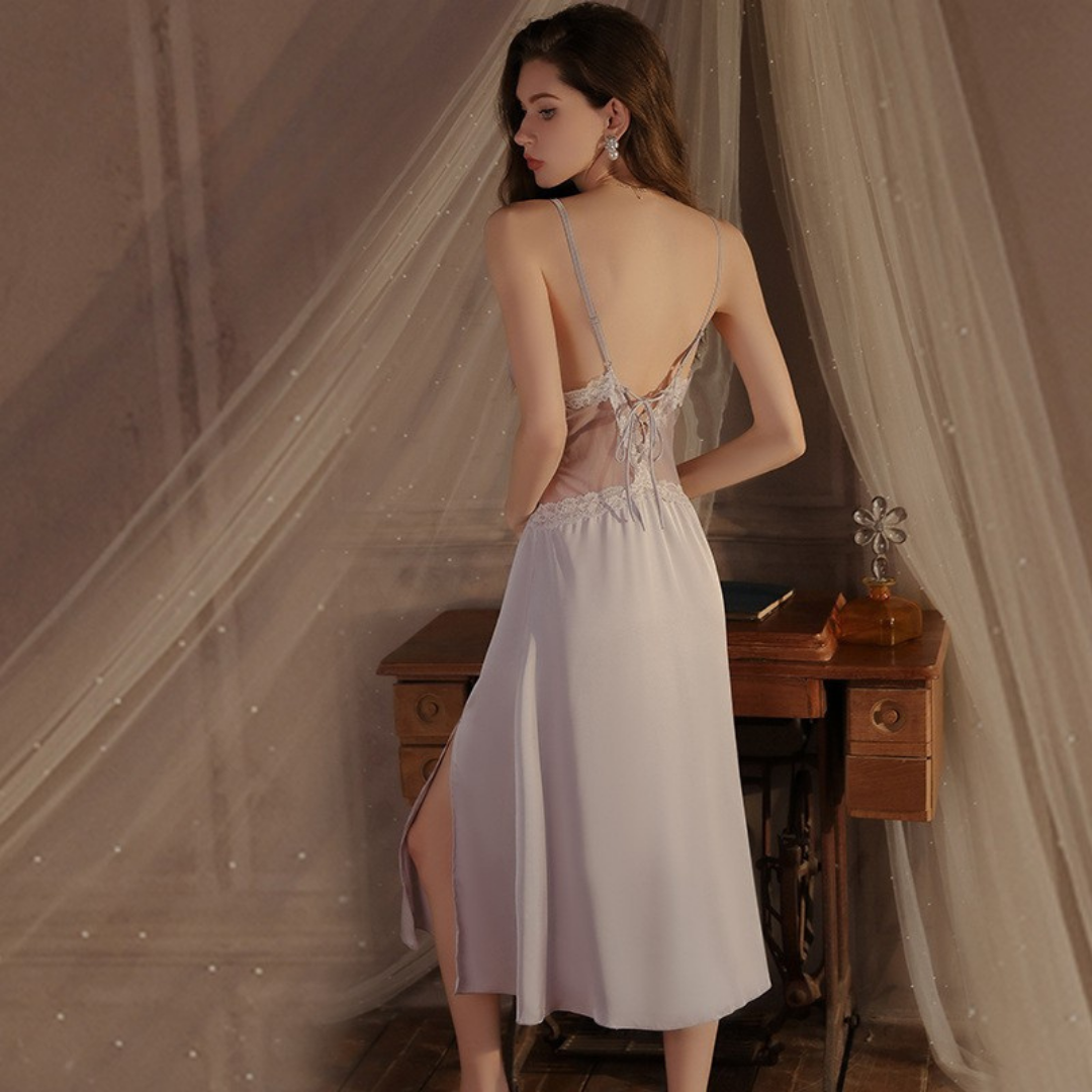 Negligé- und Morgenmantel-Set aus Satin mit Spitzen-Details, tiefem Dekolleté vorne und hinten sowie Spaghettiträgern