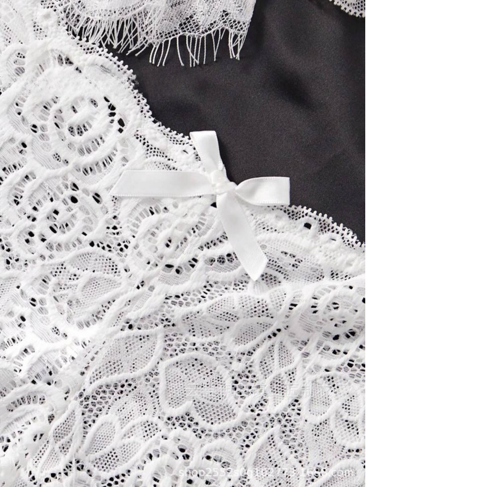 Completo vestaglia e camicia da notte in raso con spalline in corda, dettagli in pizzo sul petto e sulla schiena