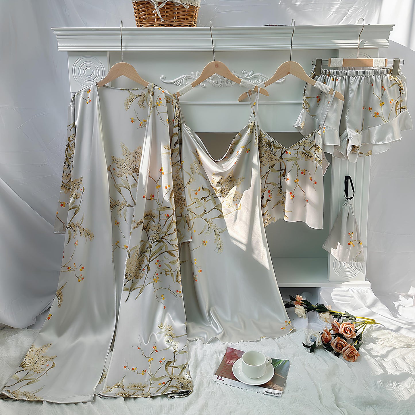 Blumenmuster-Satin-Negligé- und Morgenmantel-Set mit dünnen Trägern