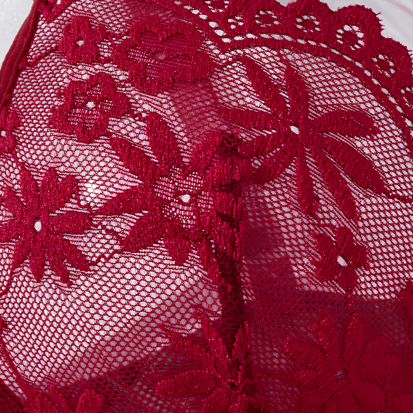 Completo vestaglia e camicia da notte in raso con spalline in corda, dettagli in pizzo sul petto e sulla schiena