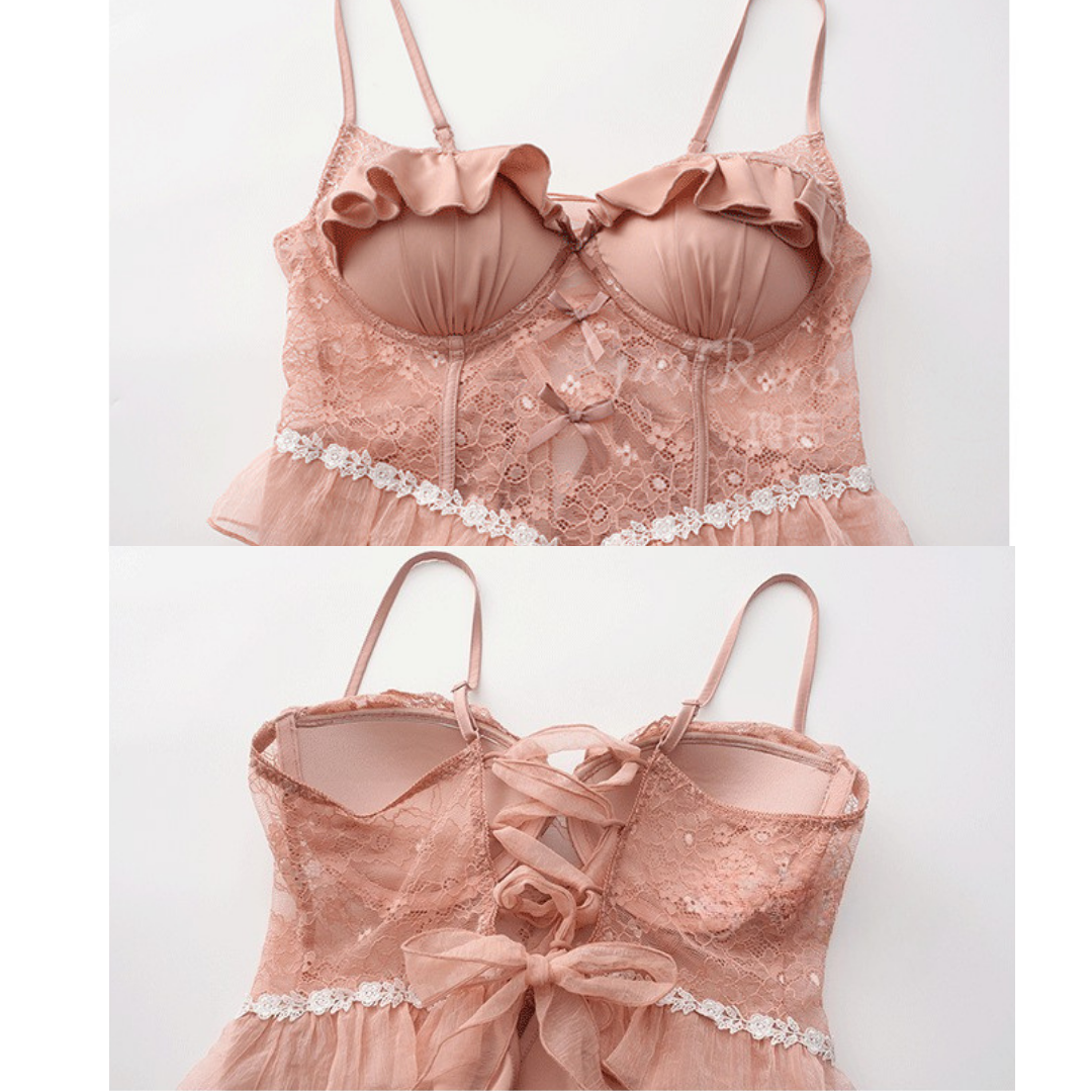 Satin-Nachthemd mit tiefem Schlitz, überkreuzten Rückenträgern und tiefem Dekolleté