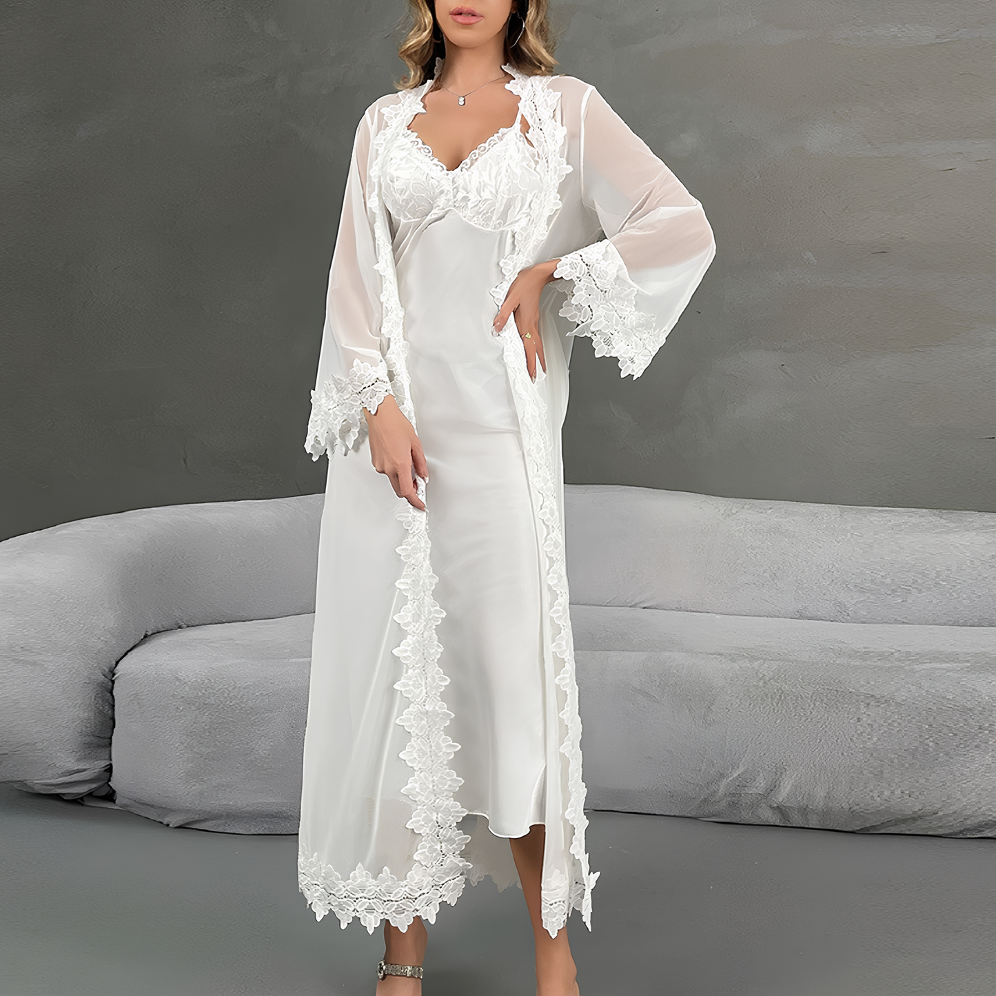 Negligé- und Morgenmantel-Set aus Satin mit Spitzen-Details, tiefem Dekolleté vorne und hinten sowie Spaghettiträgern
