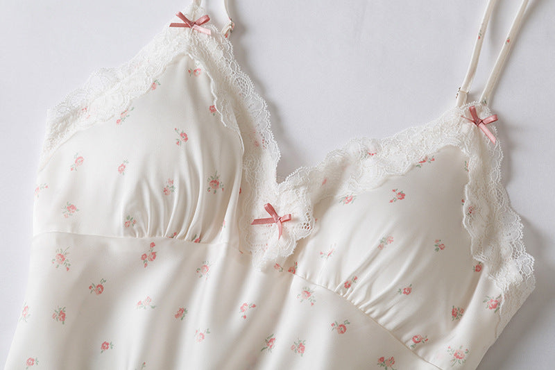 Completo vestaglia e camicia da notte in raso con spalline in corda, dettagli in pizzo sul petto e sulla schiena
