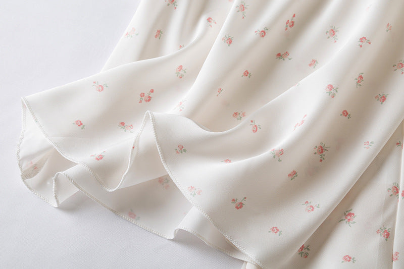 Completo vestaglia e camicia da notte in raso con spalline in corda, dettagli in pizzo sul petto e sulla schiena