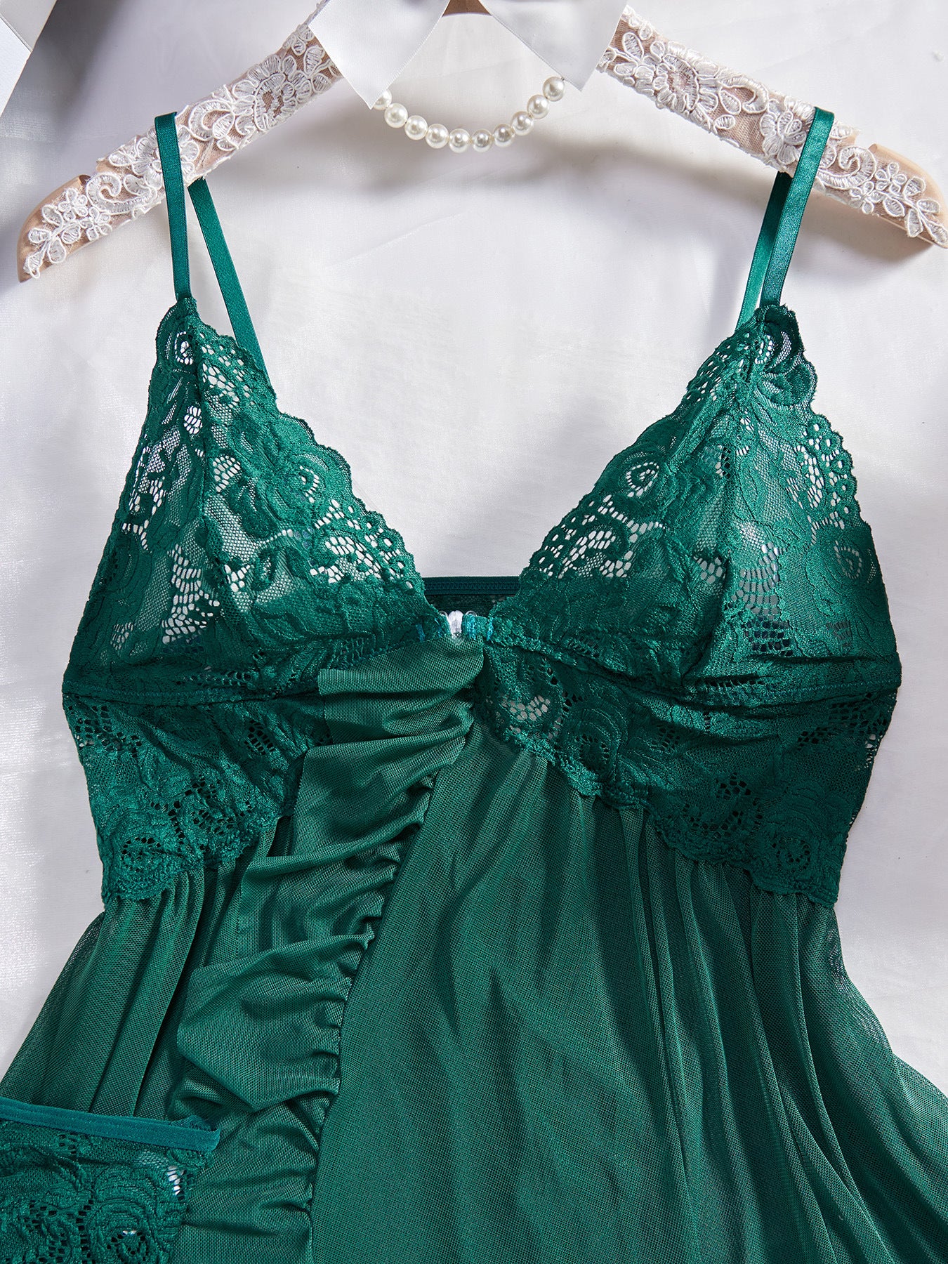 Completo vestaglia e camicia da notte in raso con spalline in corda, dettagli in pizzo sul petto e sulla schiena