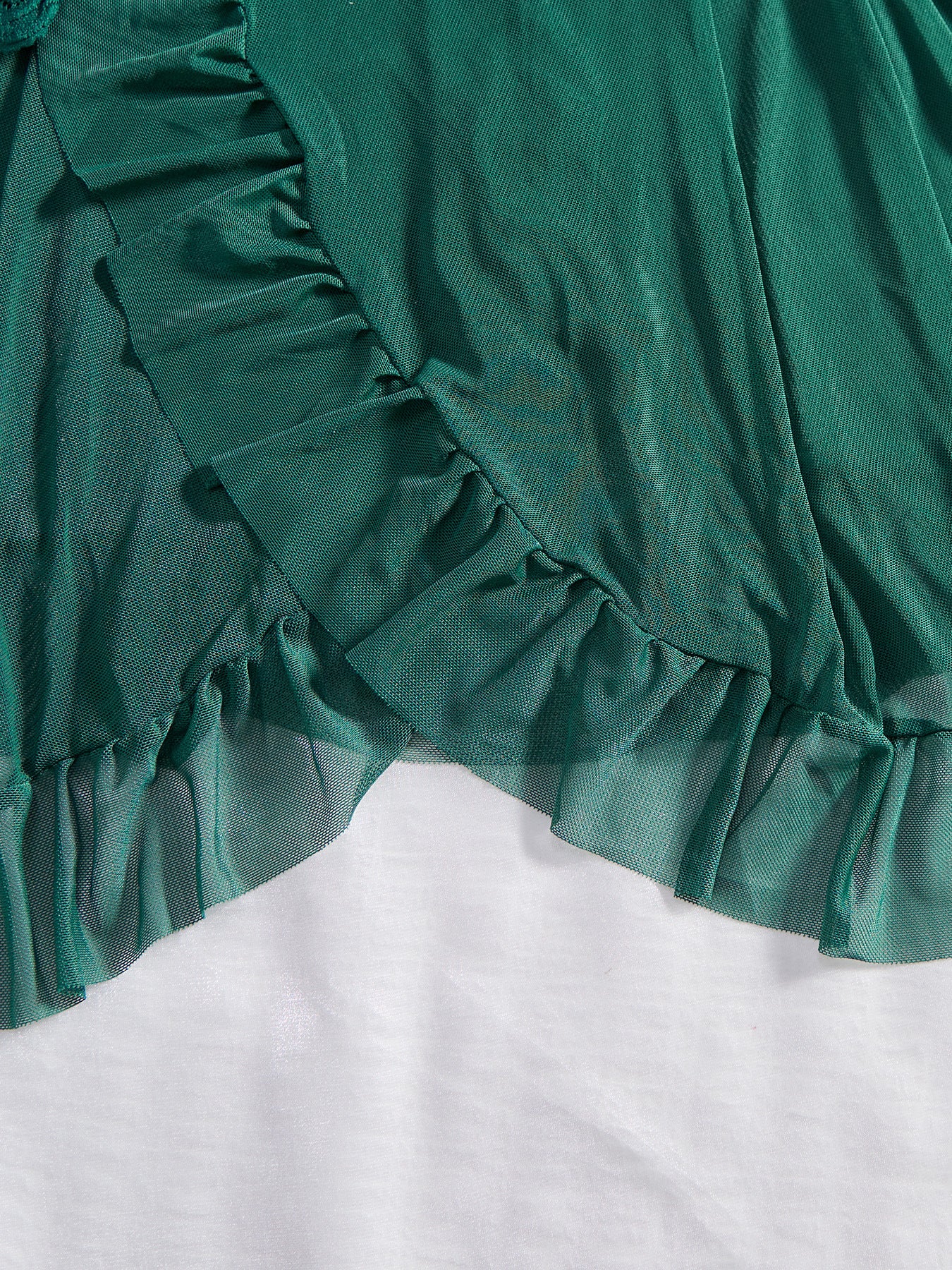 Completo vestaglia e camicia da notte in raso con spalline in corda, dettagli in pizzo sul petto e sulla schiena
