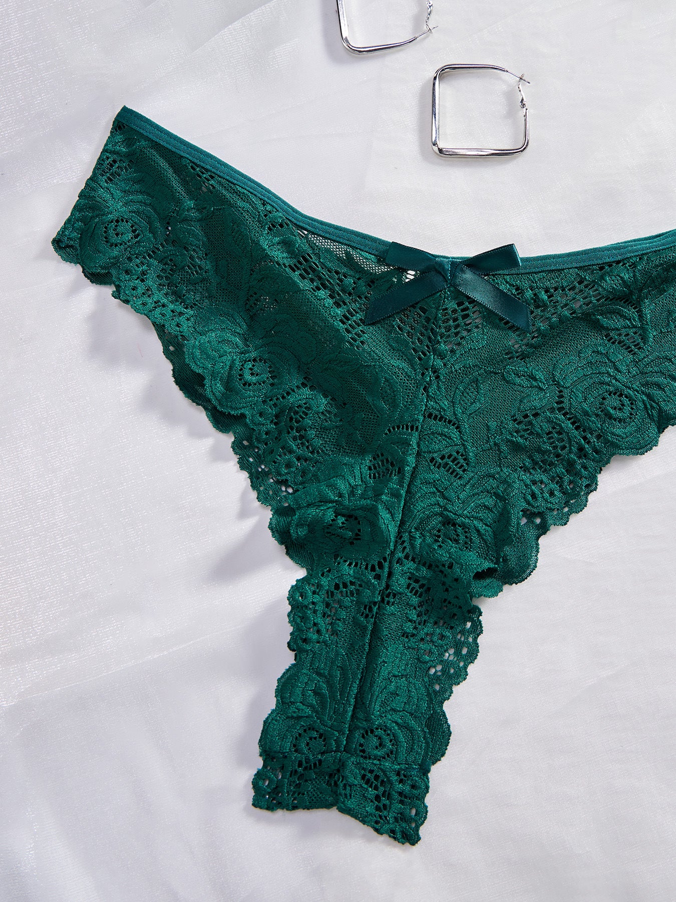 Completo vestaglia e camicia da notte in raso con spalline in corda, dettagli in pizzo sul petto e sulla schiena