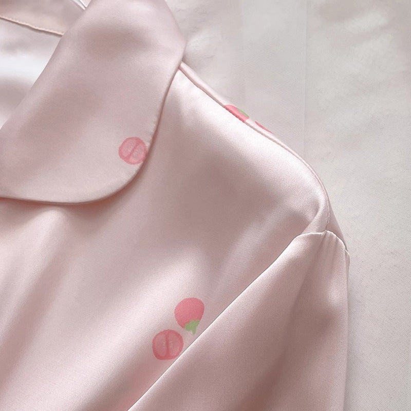 Completo vestaglia e camicia da notte in raso con spalline in corda, dettagli in pizzo sul petto e sulla schiena