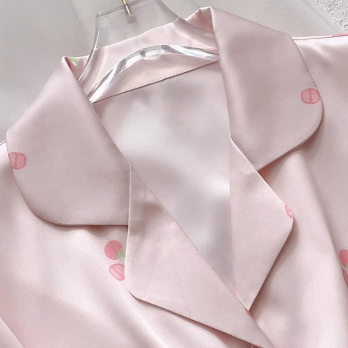 Completo vestaglia e camicia da notte in raso con spalline in corda, dettagli in pizzo sul petto e sulla schiena