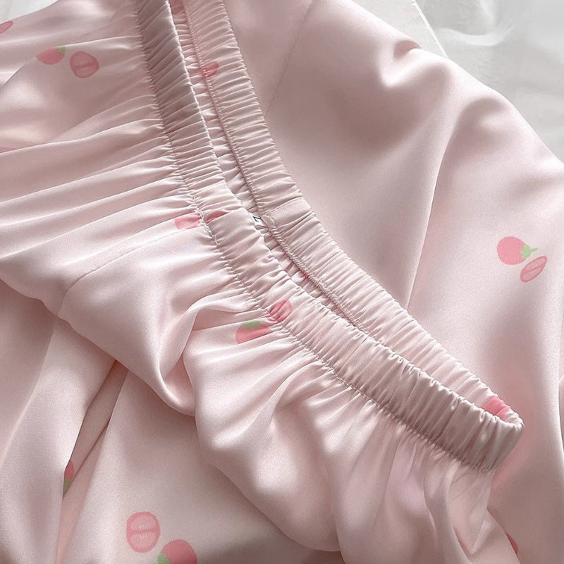 Completo vestaglia e camicia da notte in raso con spalline in corda, dettagli in pizzo sul petto e sulla schiena