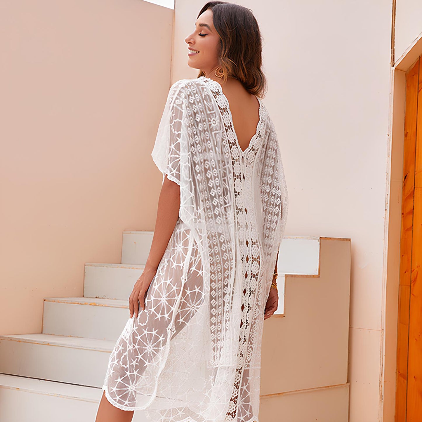 Completo vestaglia e camicia da notte in raso con spalline in corda, dettagli in pizzo sul petto e sulla schiena