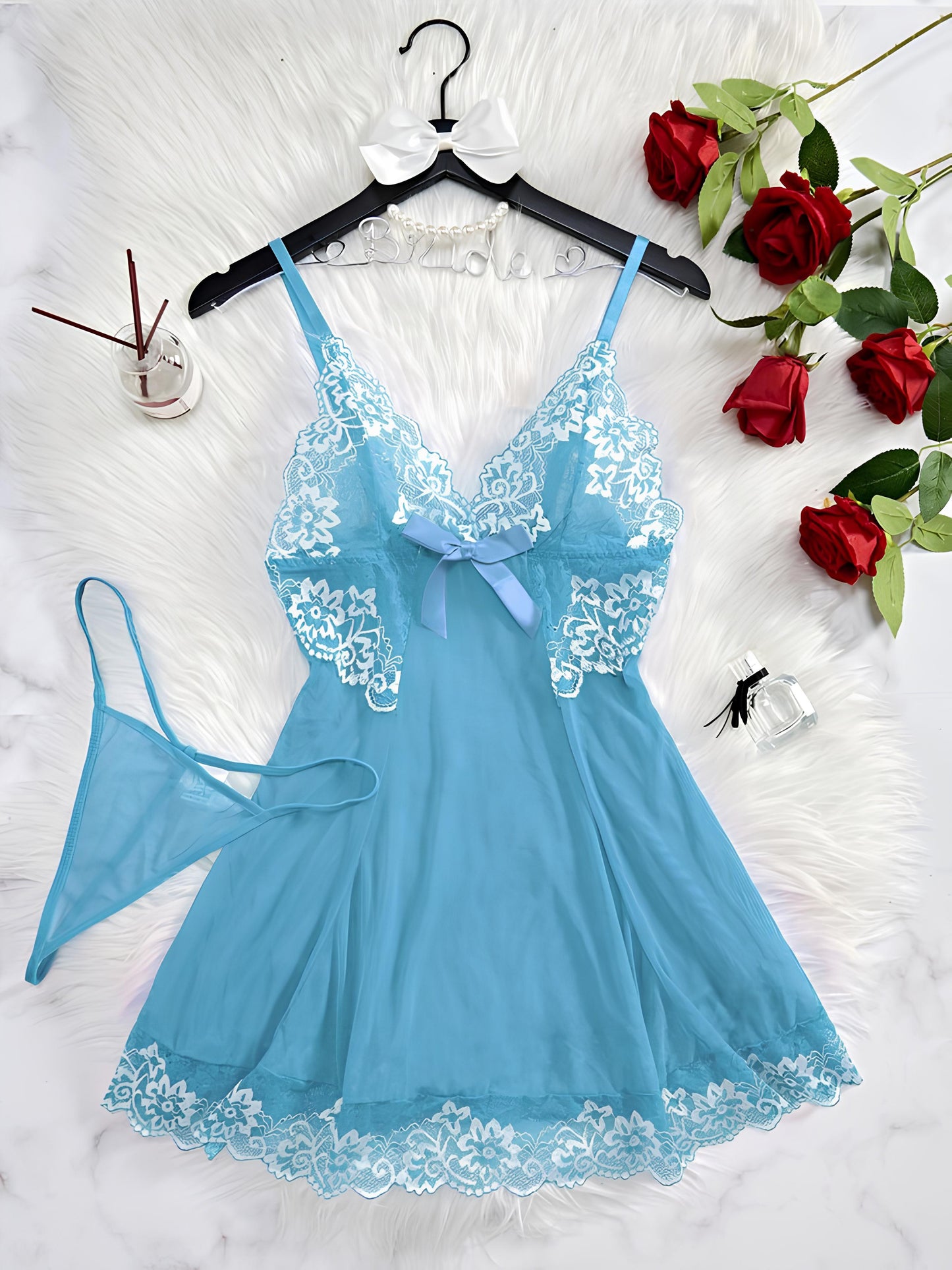 Negligé- und Morgenmantel-Set aus Satin mit Spitzen-Details, tiefem Dekolleté vorne und hinten sowie Spaghettiträgern