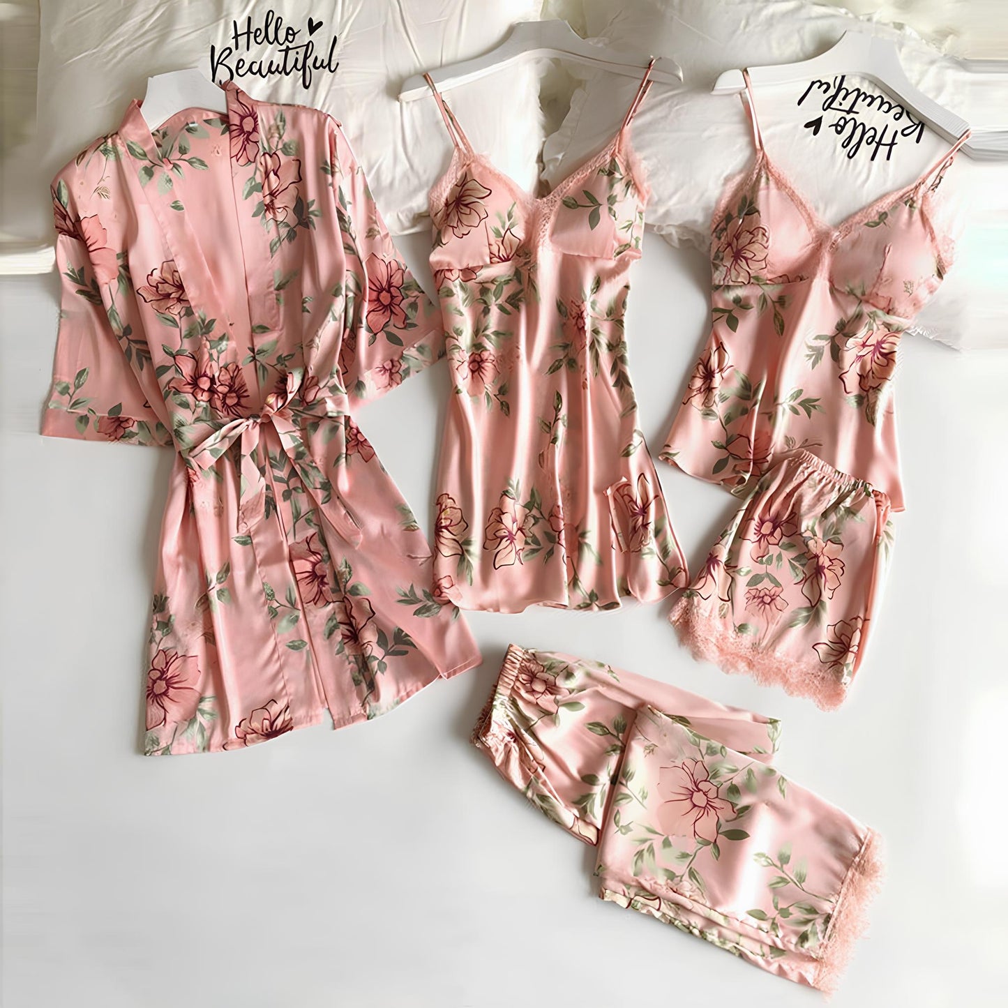 Completo vestaglia e camicia da notte in raso con spalline in corda, dettagli in pizzo sul petto e sulla schiena