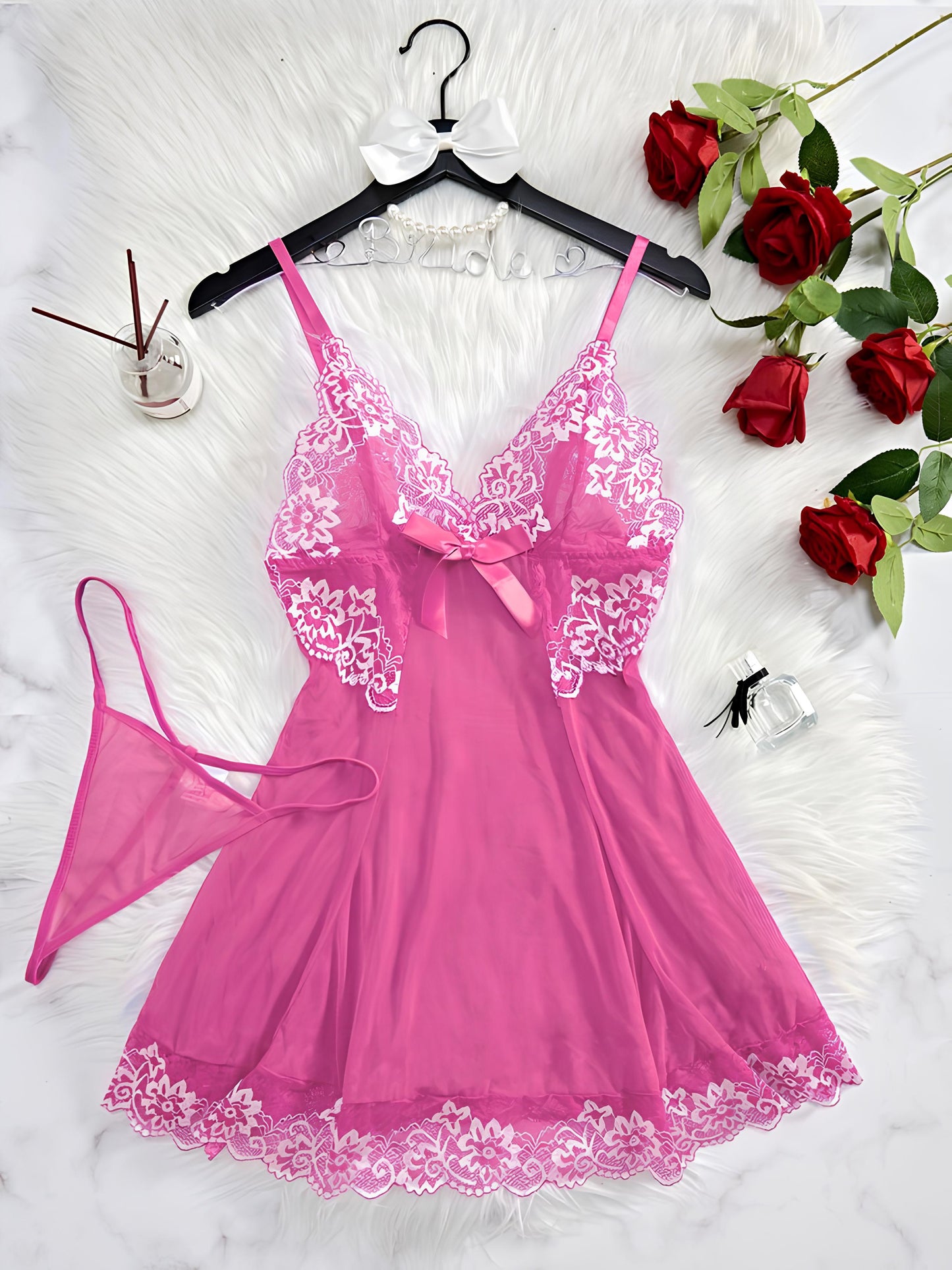 Negligé- und Morgenmantel-Set aus Satin mit Spitzen-Details, tiefem Dekolleté vorne und hinten sowie Spaghettiträgern
