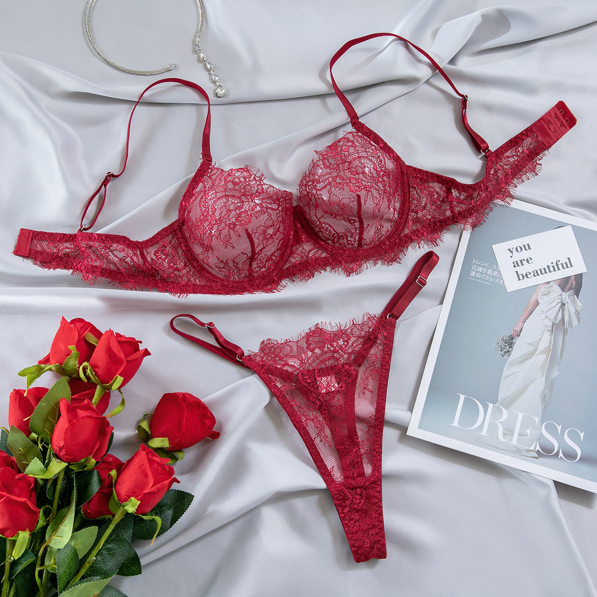 Satin-Nachthemd- und Morgenmantel-Set mit Spitzendetails und schmalen Trägern