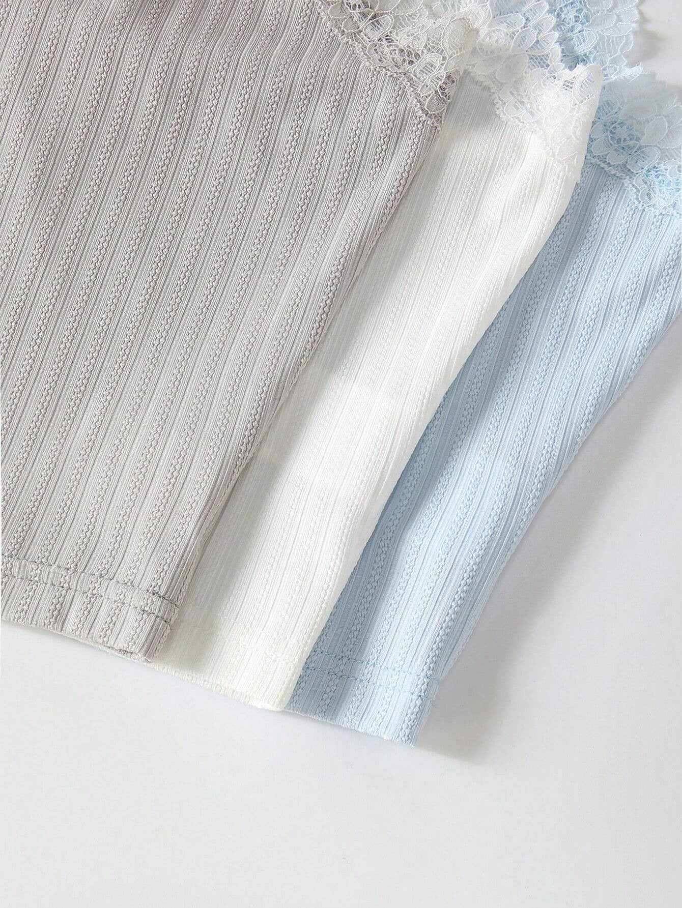 Completo vestaglia e camicia da notte in raso con spalline in corda, dettagli in pizzo sul petto e sulla schiena