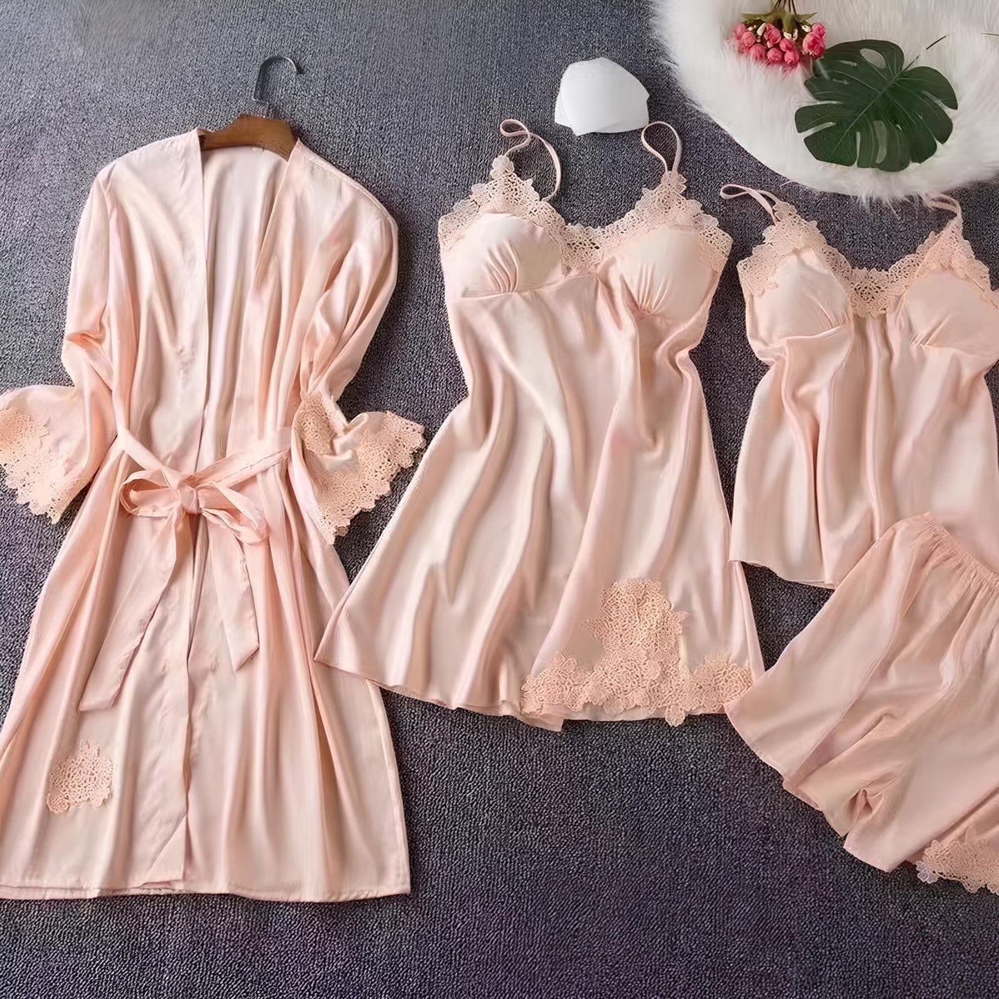 Completo vestaglia e camicia da notte in raso con spalline in corda, dettagli in pizzo sul petto e sulla schiena