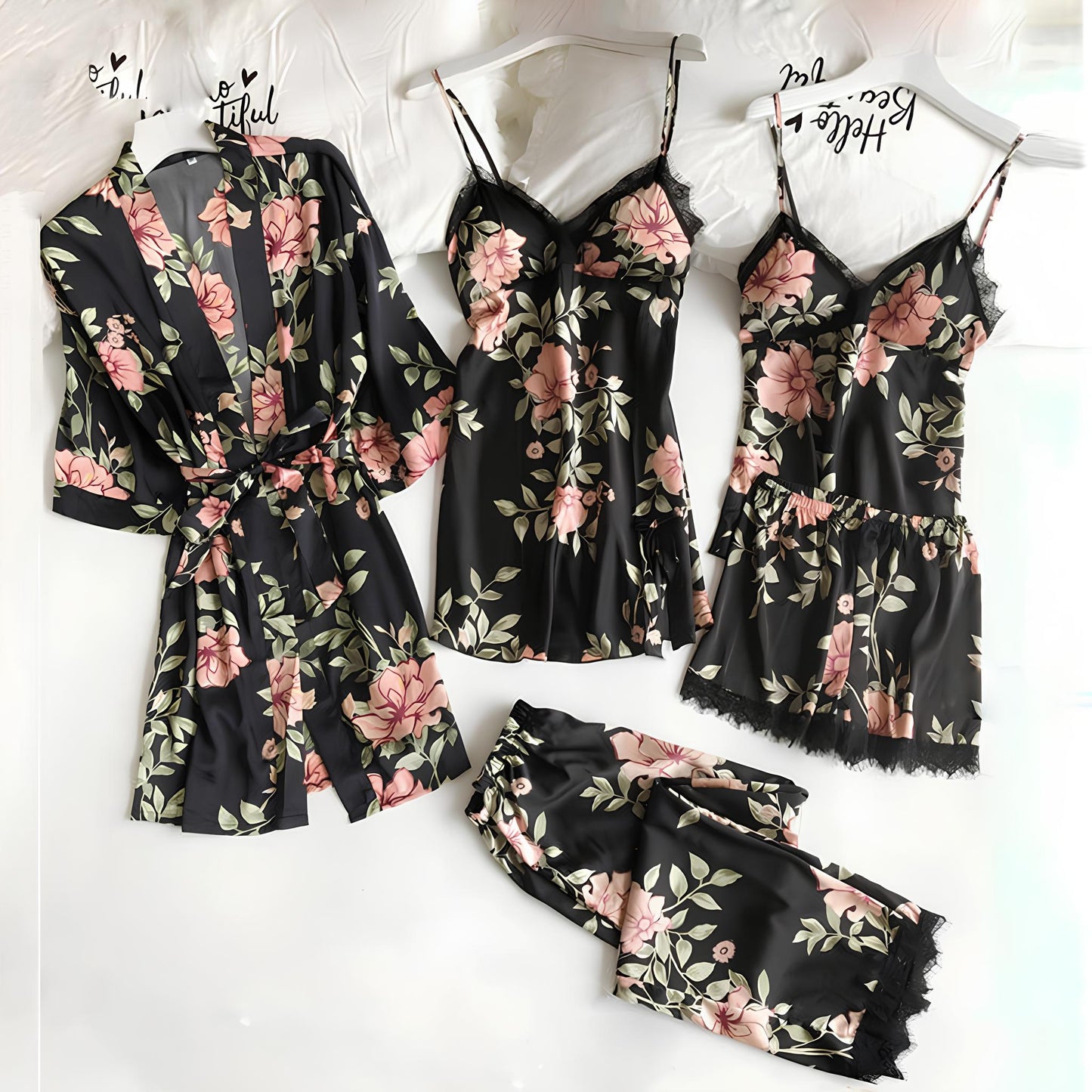 Completo vestaglia e camicia da notte in raso con spalline in corda, dettagli in pizzo sul petto e sulla schiena