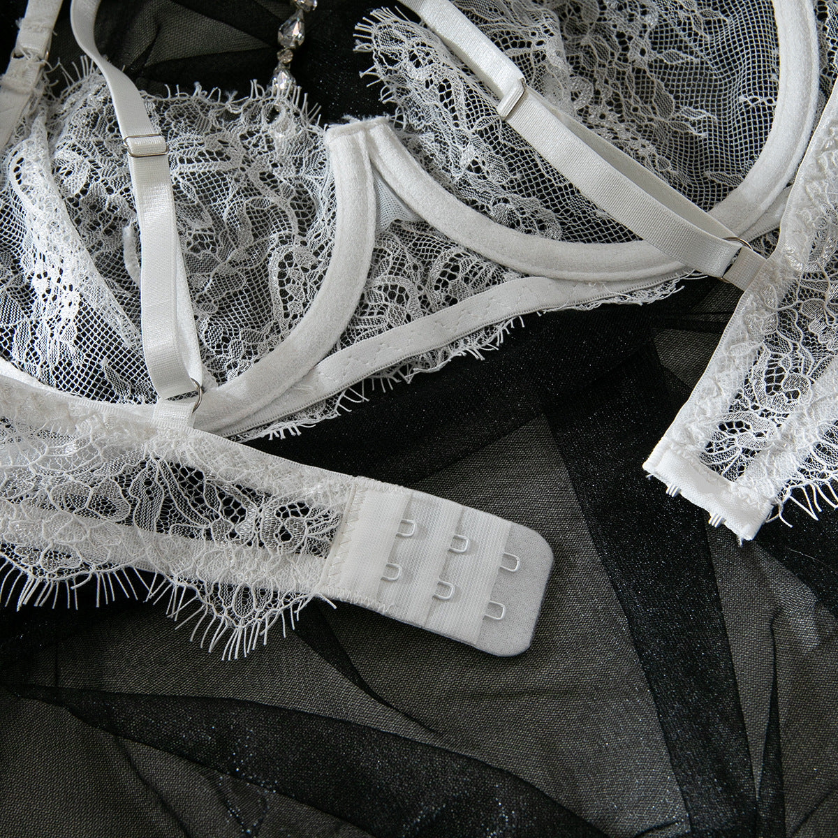 Satin-Nachthemd- und Morgenmantel-Set mit Spitzendetails und schmalen Trägern