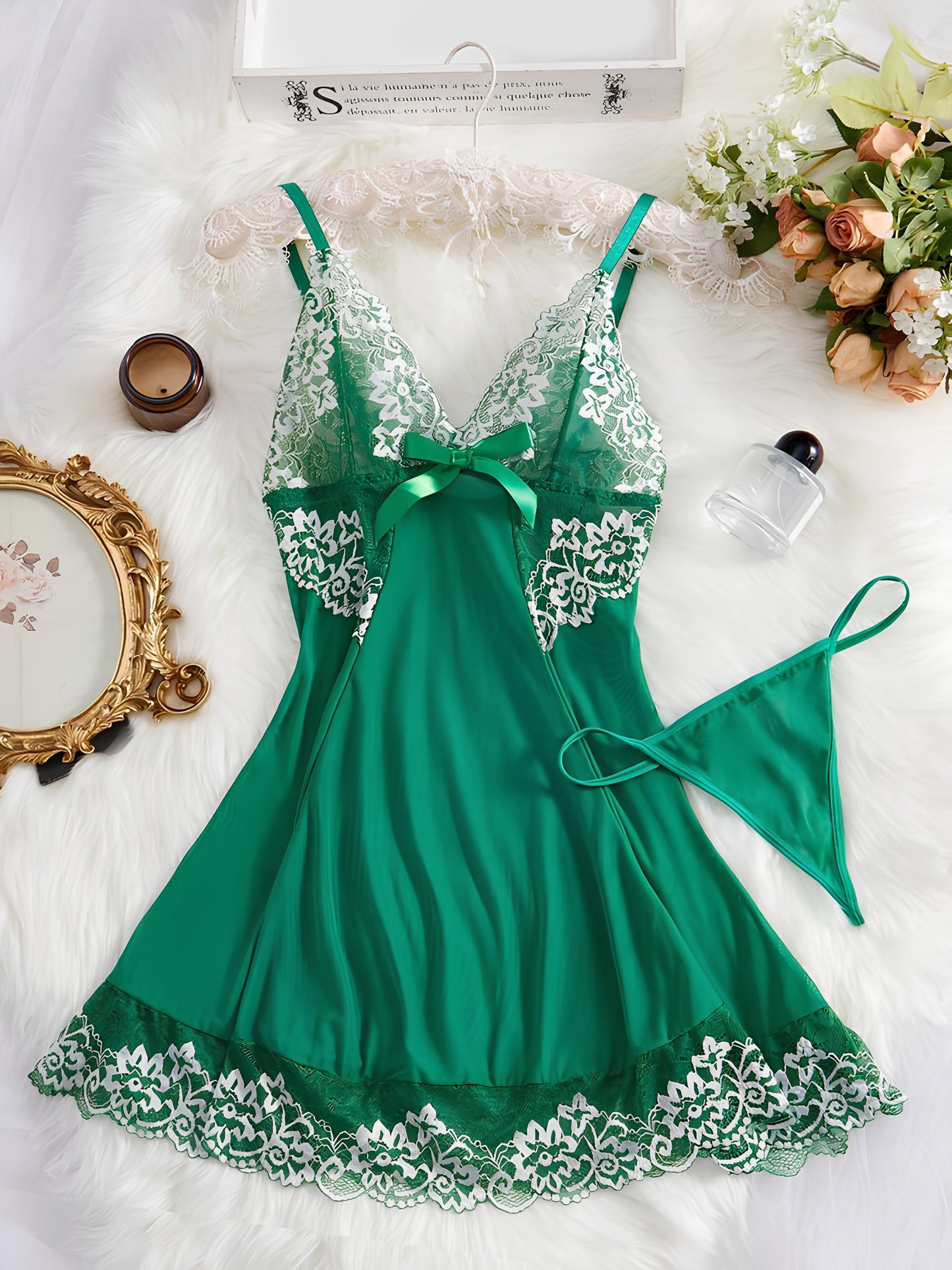 Negligé- und Morgenmantel-Set aus Satin mit Spitzen-Details, tiefem Dekolleté vorne und hinten sowie Spaghettiträgern