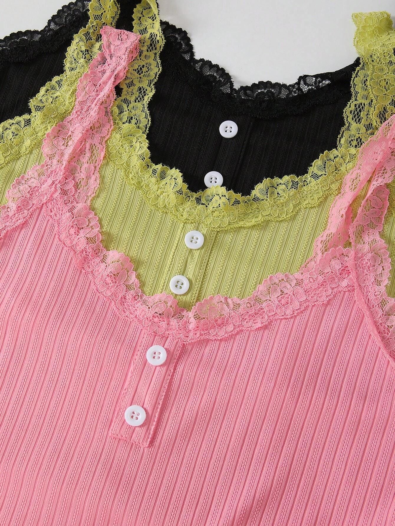 Completo vestaglia e camicia da notte in raso con spalline in corda, dettagli in pizzo sul petto e sulla schiena
