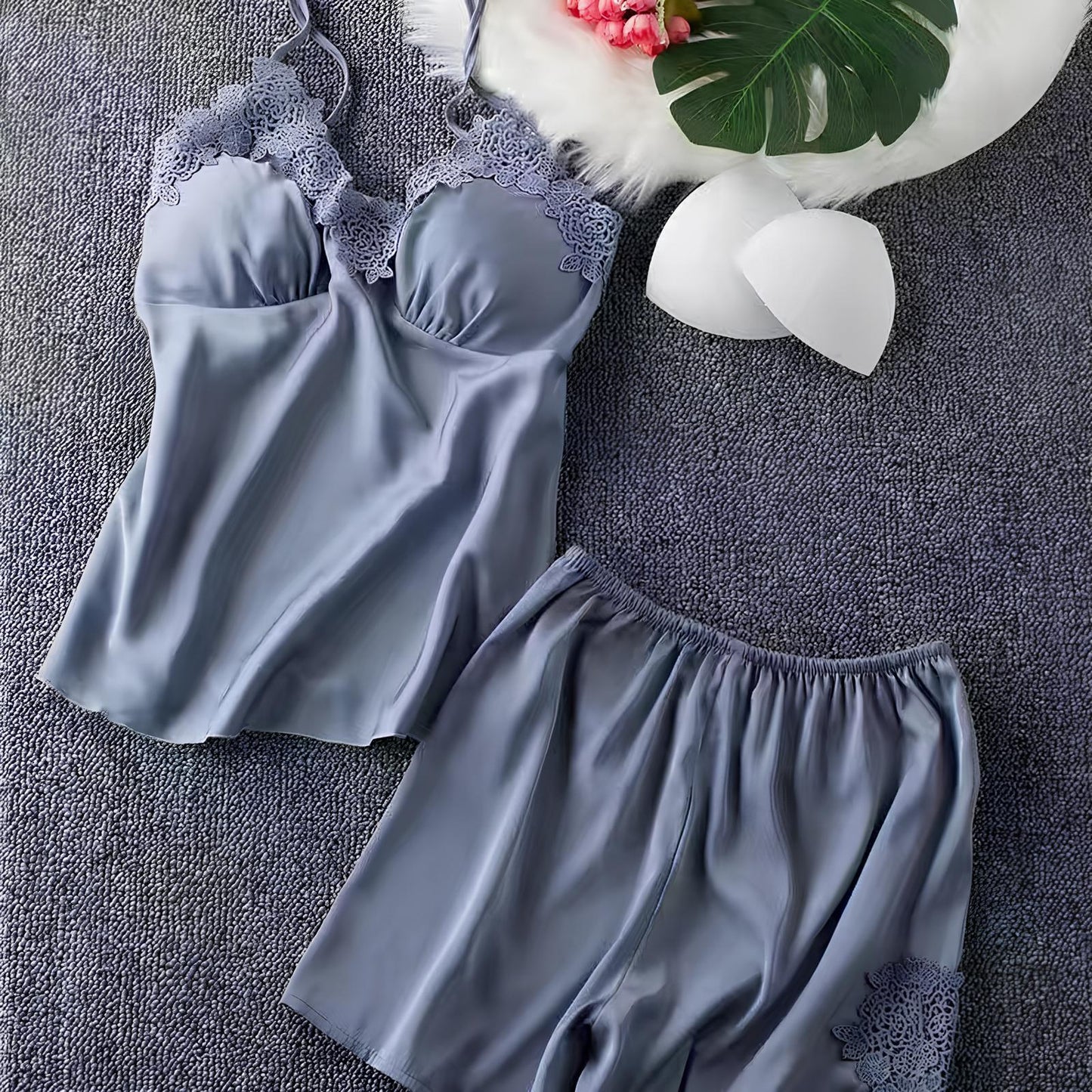Completo vestaglia e camicia da notte in raso con spalline in corda, dettagli in pizzo sul petto e sulla schiena