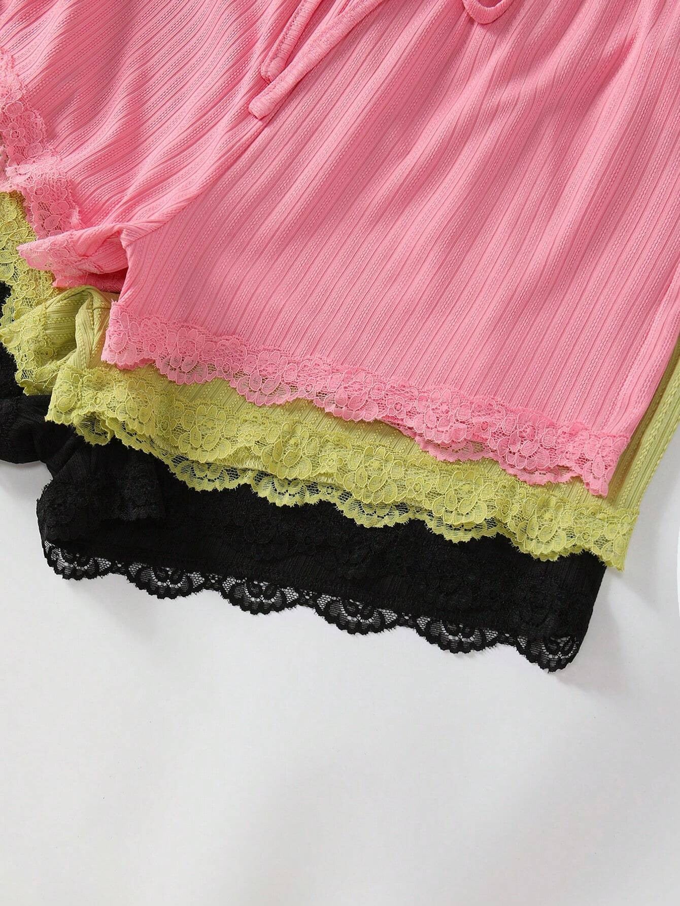 Completo vestaglia e camicia da notte in raso con spalline in corda, dettagli in pizzo sul petto e sulla schiena