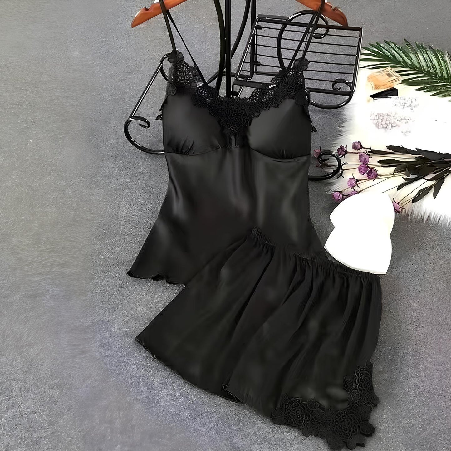 Completo vestaglia e camicia da notte in raso con spalline in corda, dettagli in pizzo sul petto e sulla schiena