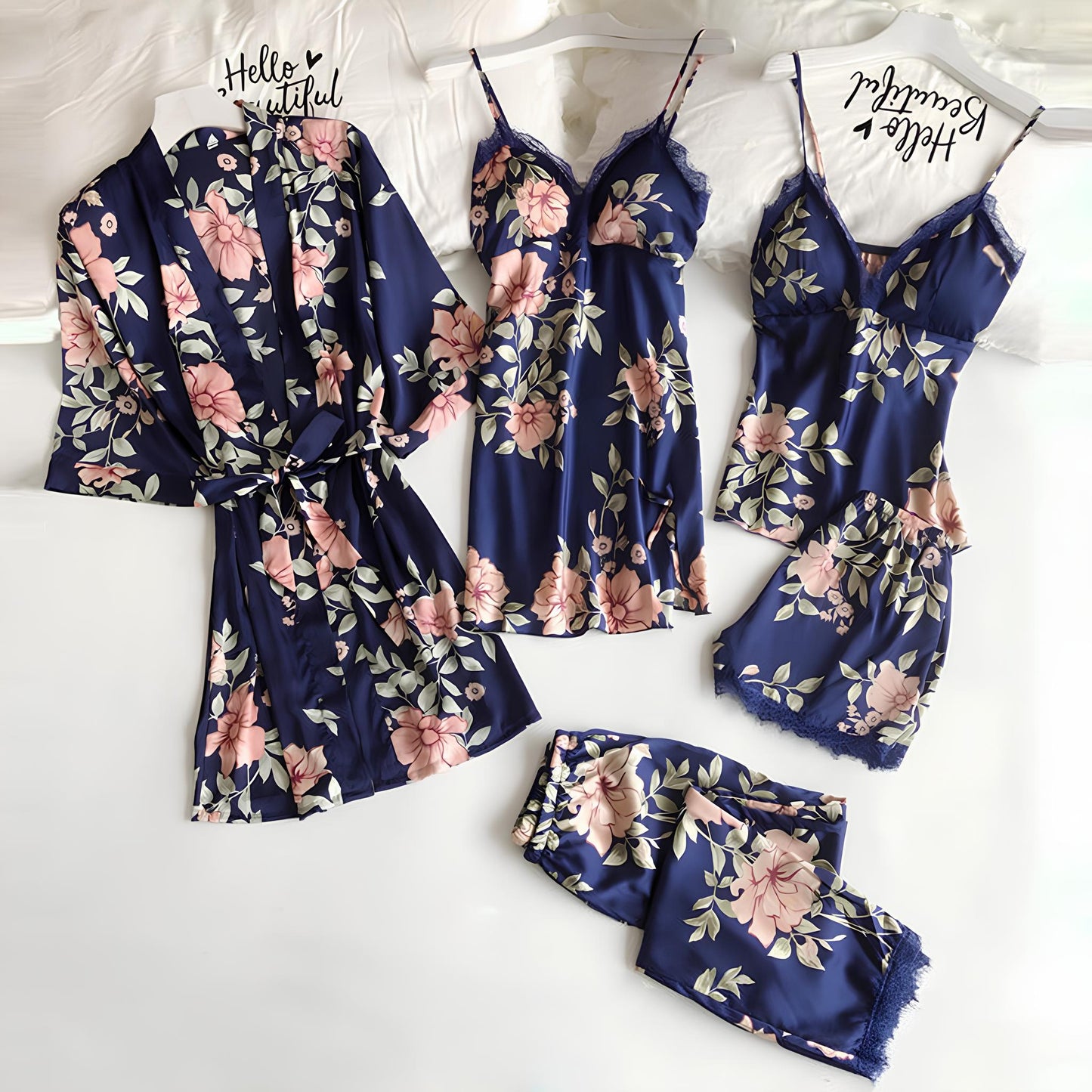 Completo vestaglia e camicia da notte in raso con spalline in corda, dettagli in pizzo sul petto e sulla schiena