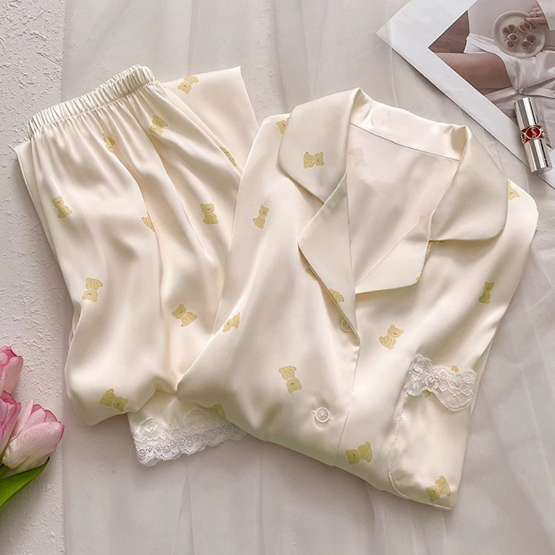 Completo vestaglia e camicia da notte in raso con spalline in corda, dettagli in pizzo sul petto e sulla schiena