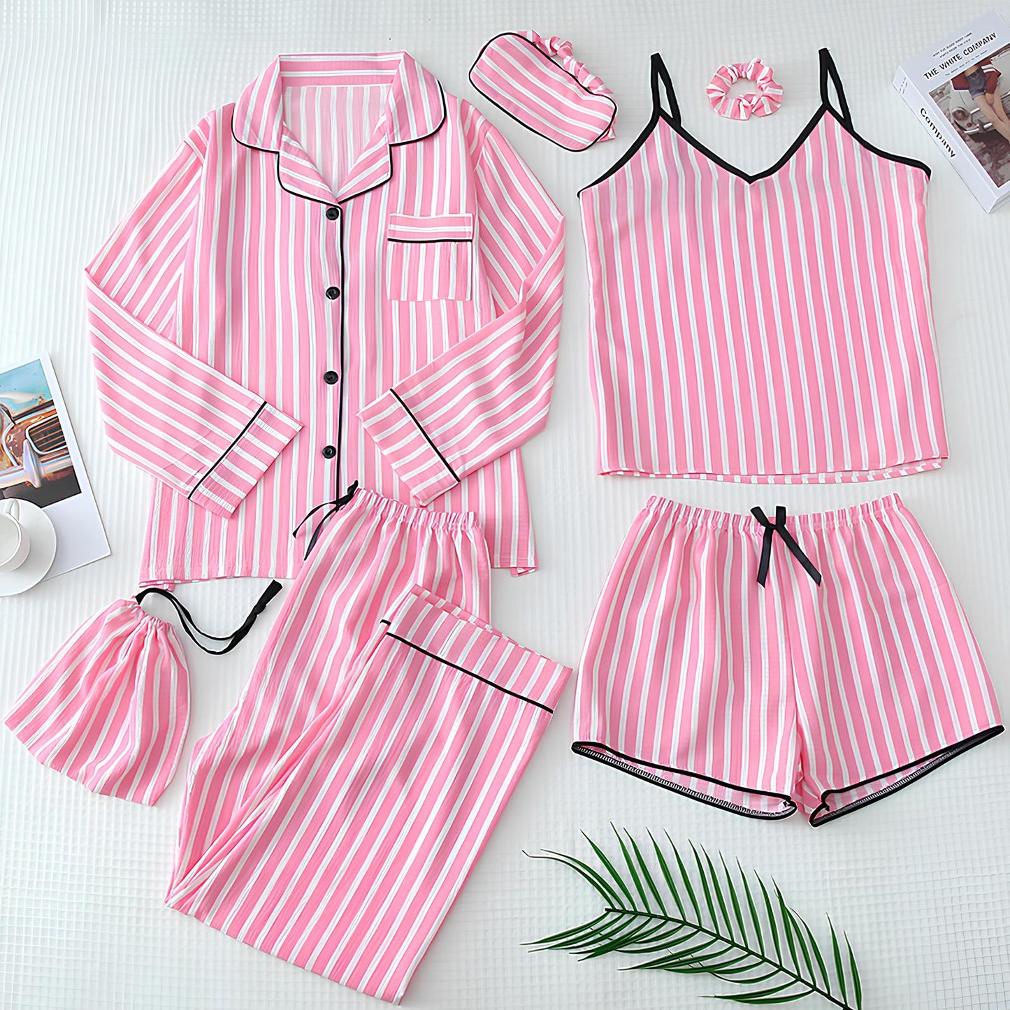 Negligé- und Morgenmantel-Set aus Satin mit Spitzen-Details, tiefem Dekolleté vorne und hinten sowie Spaghettiträgern