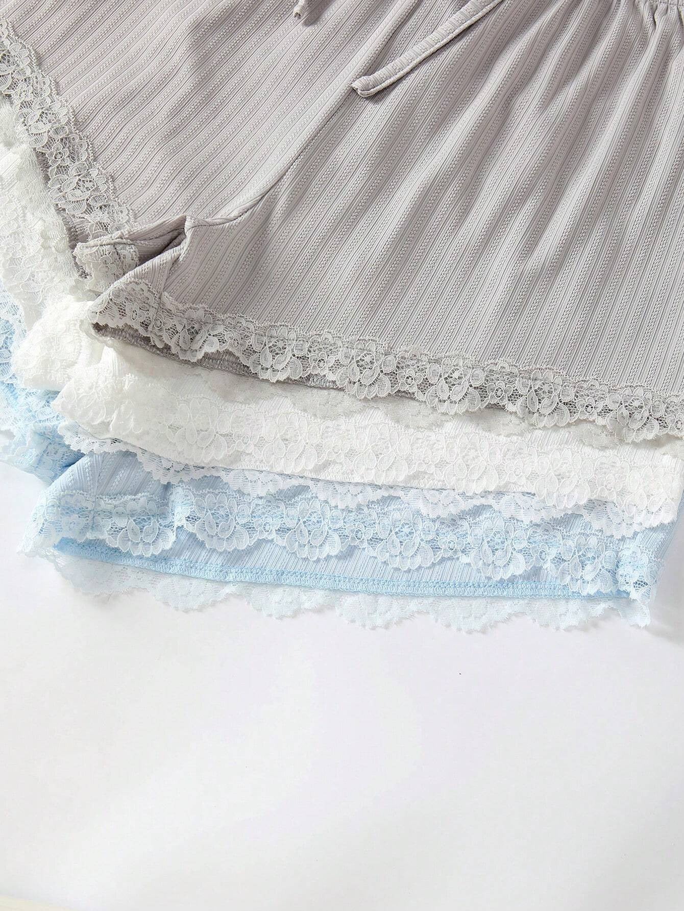 Completo vestaglia e camicia da notte in raso con spalline in corda, dettagli in pizzo sul petto e sulla schiena