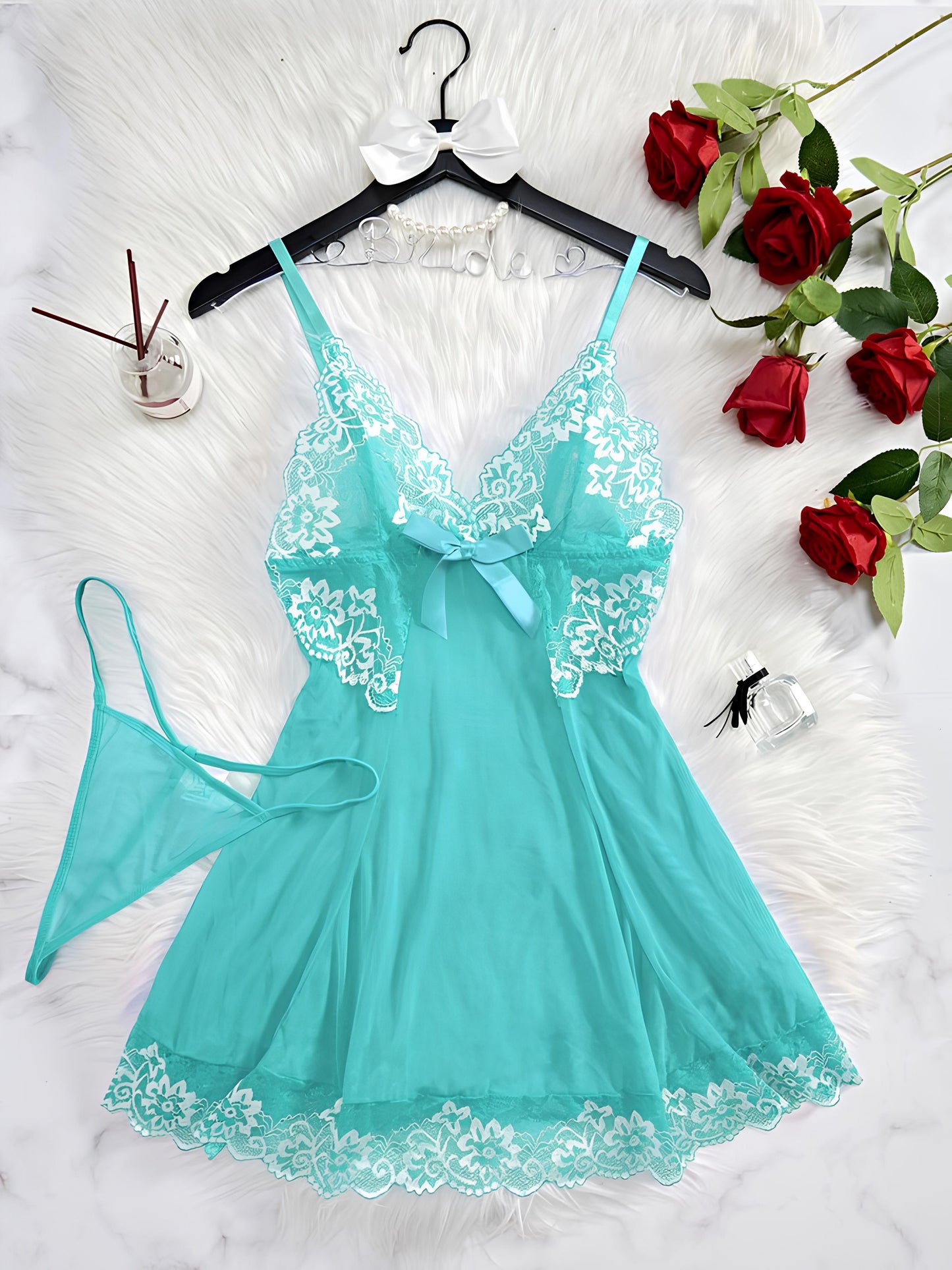 Negligé- und Morgenmantel-Set aus Satin mit Spitzen-Details, tiefem Dekolleté vorne und hinten sowie Spaghettiträgern