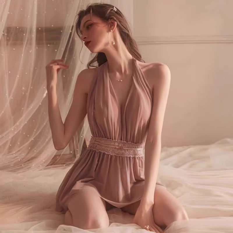 Completo vestaglia e camicia da notte in raso con spalline in corda, dettagli in pizzo sul petto e sulla schiena