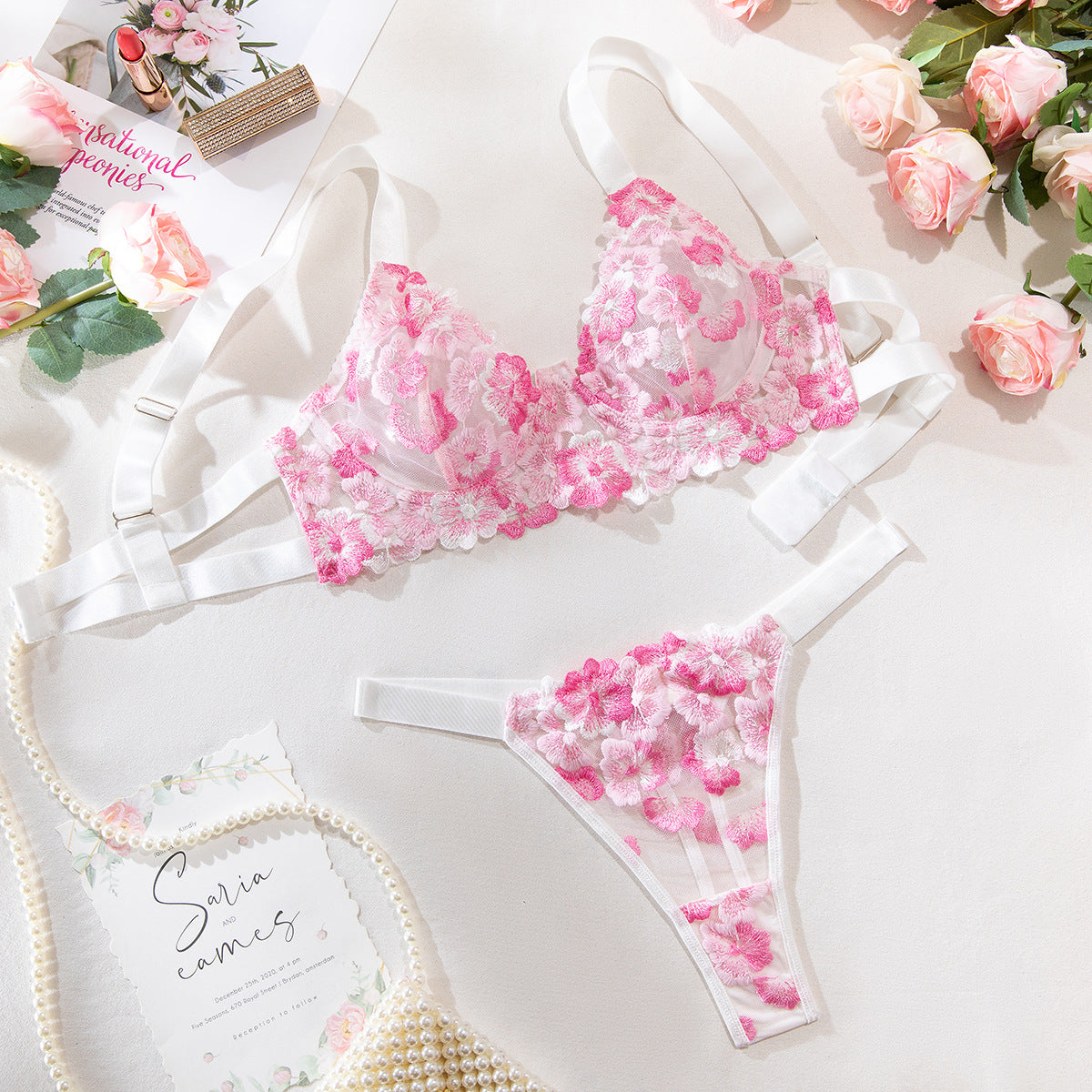 Satin-Nachthemd- und Morgenmantel-Set mit Spitzendetails und schmalen Trägern