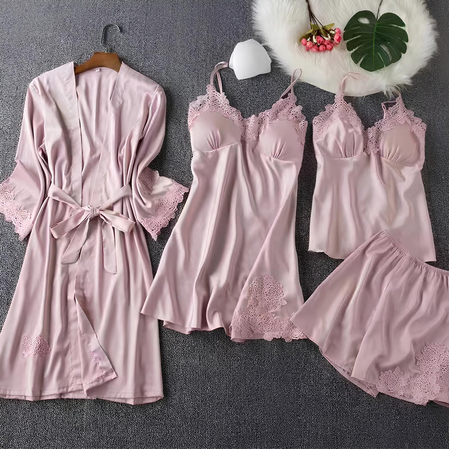 Completo vestaglia e camicia da notte in raso con spalline in corda, dettagli in pizzo sul petto e sulla schiena