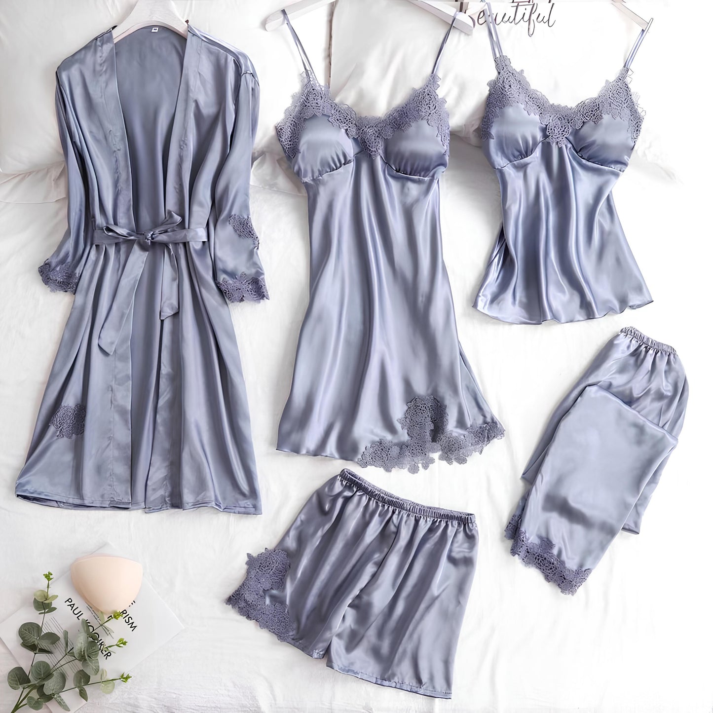 Completo vestaglia e camicia da notte in raso con spalline in corda, dettagli in pizzo sul petto e sulla schiena